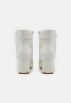 Wide Fit - Korte Laarzen - White 11 Wide Fit - Korte Laarzen - White -Dameskledingwinkel 17c7d916626b42ea97932eec2f5dc501