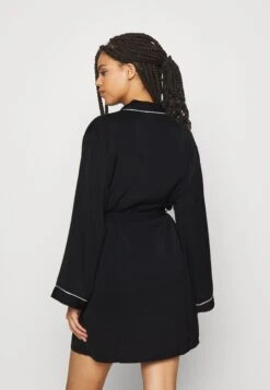 Anna Field Amanda Satin Dressing Gown - Badjas - Black -Dameskledingwinkel 2ed7ad8212184e4ca1dc1b97ba75f567