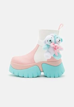 KOI FOOTWEAR Melanie Martinez Sweet Teddy Bear Platform Boots - Korte Laarzen - Blue/Pink/White -Dameskledingwinkel 327576a8c73f49029ef0ebc06c504cba