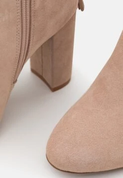 Leather - Laarzen Met Hoge Hak - Beige 13 Leather - Laarzen Met Hoge Hak - Beige -Dameskledingwinkel 46cb7ba4b24644c79690a3cae899d54e