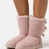 Ugg Bailey Bow - Korte Laarzen - Rose Grey -Dameskledingwinkel 5ac465c36bad4c8cb70000f7b0bb3e20