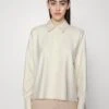 DRYKORN Cloelia - Blouse -Off White 2 DRYKORN Cloelia - Blouse -Off White -Dameskledingwinkel 5c45d92c97984fc7a933cf54bec5a3a0