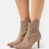 Anna Field Enkellaarsjes Met Hoge Hak - Taupe 1 Anna Field Enkellaarsjes Met Hoge Hak - Taupe -Dameskledingwinkel 6a0c670a6ddd4b1a800dc2ddc78681fe