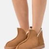 Pier One Leather- Pantoffels - Cognac 1 Pier One Leather- Pantoffels - Cognac -Dameskledingwinkel 6eff35c3cb7e4f93bb4d99616e30a8c3
