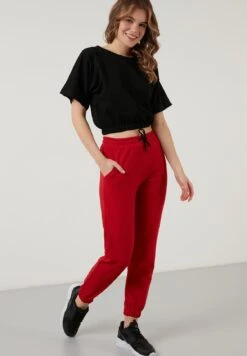 LELA Slim Fit - Trainingsbroek - Red 7 LELA Slim Fit - Trainingsbroek - Red -Dameskledingwinkel 772a2a4f5c0142b88ed6e0d5a71138c6