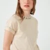 LELA Regular Fit - T-Shirt Print - Stone Colored -Dameskledingwinkel 8346fb63d7b94e45992733a12f8920a1
