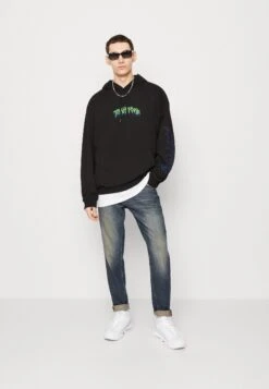 YOURTURN Transform Unisex - Sweater - Black -Dameskledingwinkel 8d35bdfc421f4307bbb8a40381d60243