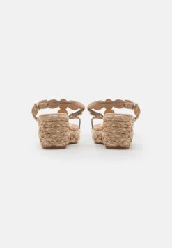 Alma En Pena Sandalen Met Sleehak - Beige -Dameskledingwinkel b515a4cbbd6d4779b7f937298e61c6dd