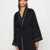 Anna Field Amanda Satin Dressing Gown - Badjas - Black 1 Anna Field Amanda Satin Dressing Gown - Badjas - Black -Dameskledingwinkel c8514e45c9704a56b441d86f6c913dc1