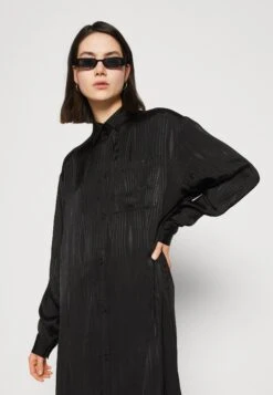 Monki Blousejurk - Black Jaquard 11 Monki Blousejurk - Black Jaquard -Dameskledingwinkel cc1805152a2c4feebf4ccff5c4c5c2d8