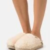 Ugg Fuzz Sugar - Pantoffels - Natural 2 Ugg Fuzz Sugar - Pantoffels - Natural -Dameskledingwinkel dacbaa059d464c96a98aeb961e3b81d7