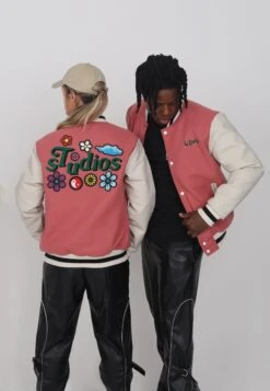 Lamar Varsity Jacket Unisex - Imitatieleren Jas - Coral -Dameskledingwinkel f9223cf371024af5a65b6533f93273a1